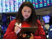取引開始のベルが鳴り、仕事を始めるトレーダーたち。2020年3月17日、ニューヨーク証券取引所で。