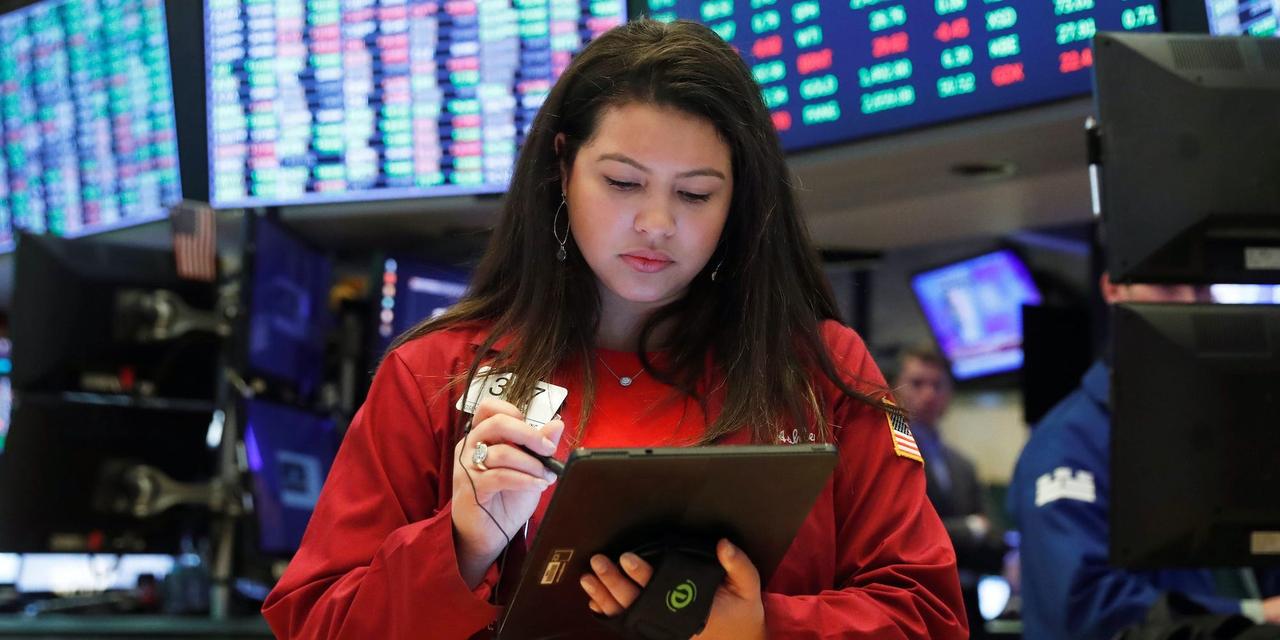 取引開始のベルが鳴り、仕事を始めるトレーダーたち。2020年3月17日、ニューヨーク証券取引所で。