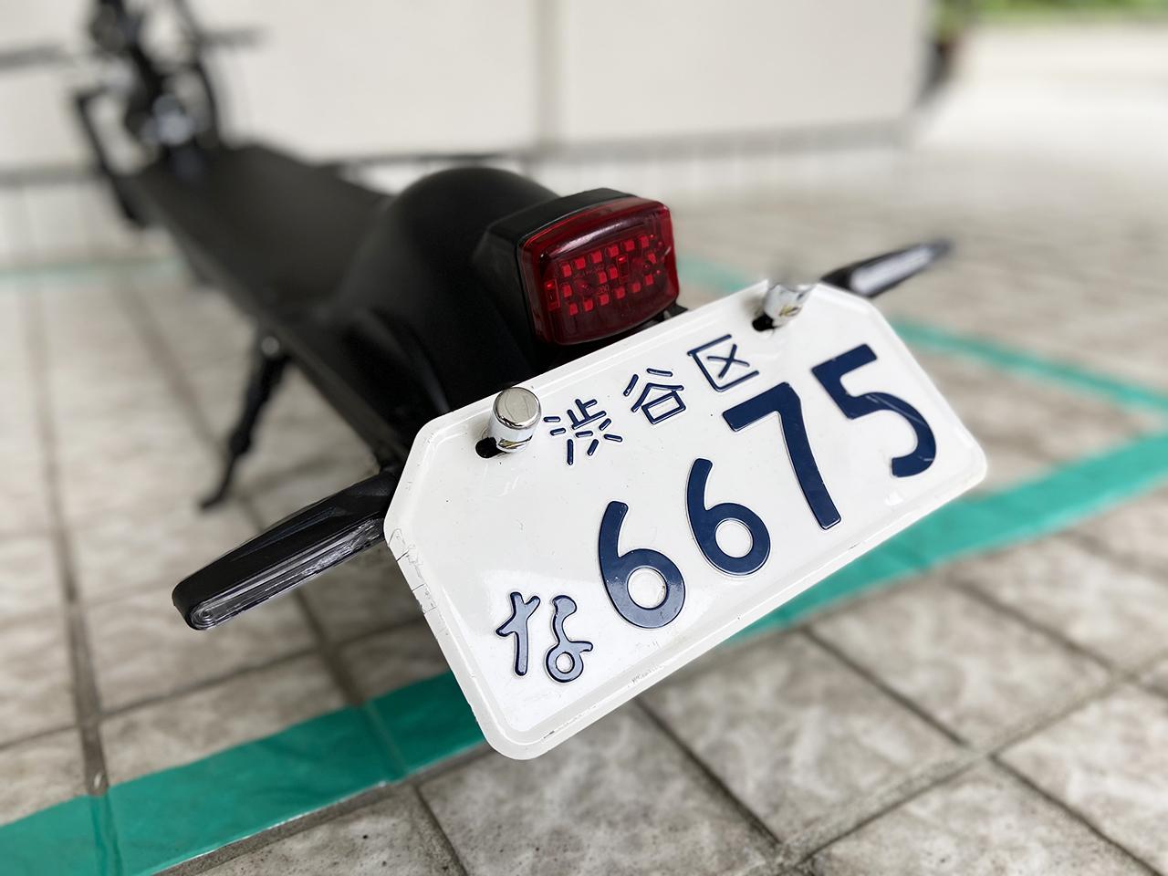 ナンバープレート付きの電動キックボード