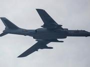 北京上空を飛行する中国のH-6爆撃機。