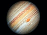2019年6月27日にハッブル宇宙望遠鏡が撮影。木星のトレードマークである大赤斑が写っている。