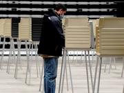 社会的距離を確保した期日前投票所で投票する有権者。2020年10月26日、COVID-19の発生が続くノースダコタ州ビスマルクで。