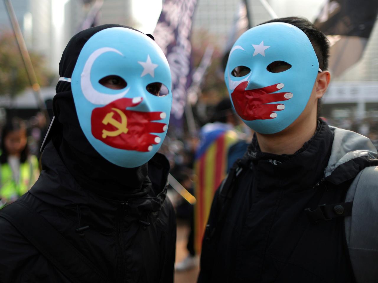香港で新疆ウイグル自治区の人権問題に関して抗議する人々。