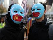 香港で新疆ウイグル自治区の人権問題に関して抗議する人々。