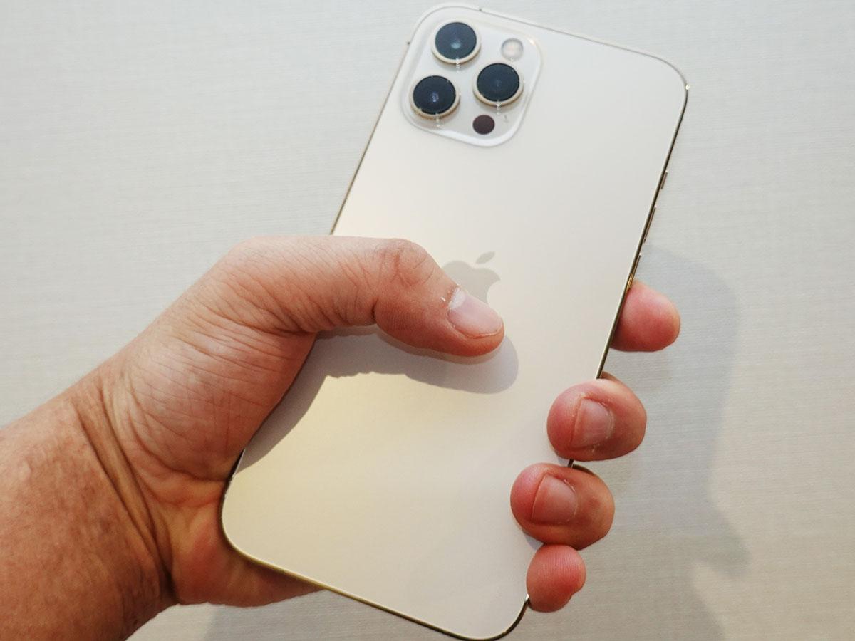 iPhone 12 Pro Maxを｢画面、大きすぎ？｣と感じるのは理由がある…カメラ ...
