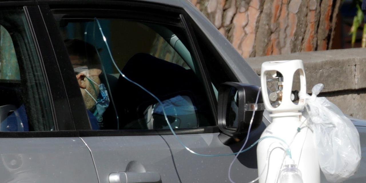 車の中で待っている間に酸素吸入を受ける患者。2020年11月9日、イタリア、ナポリのコトゥーニョ病院で。