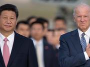 中国の習近平国家主席（左）と当時のジョー・バイデン副大統領。2015年9月24日、アメリカ・メリーランド州のアンドリュース空軍基地で。