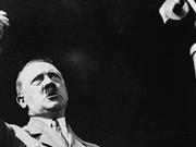 1940年1月1日、ベルリン国際オートショーの開会を宣言するアドルフ・ヒトラー。
