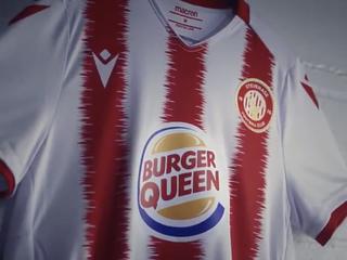 ｢バーガークイーン｣のロゴが描かれたスティヴネイジFC女子チームのユニフォーム。