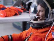 2019年7月、テキサス州ヒューストンのNASAジョンソン宇宙センターで、宇宙服を身に着けた宇宙飛行士候補ケイラ・バロン。