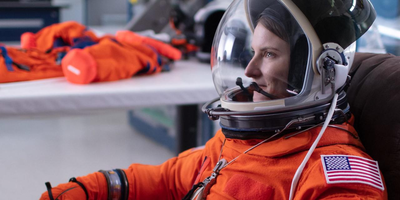 2019年7月、テキサス州ヒューストンのNASAジョンソン宇宙センターで、宇宙服を身に着けた宇宙飛行士候補ケイラ・バロン。
