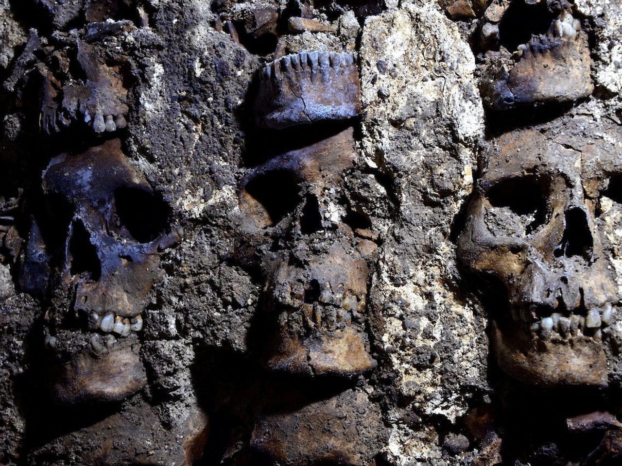 世界遺産｢メキシコシティ歴史地区｣のテンプロ・マヨールにあるアステカ時代の頭蓋骨の塔。2020年9月22日撮影。