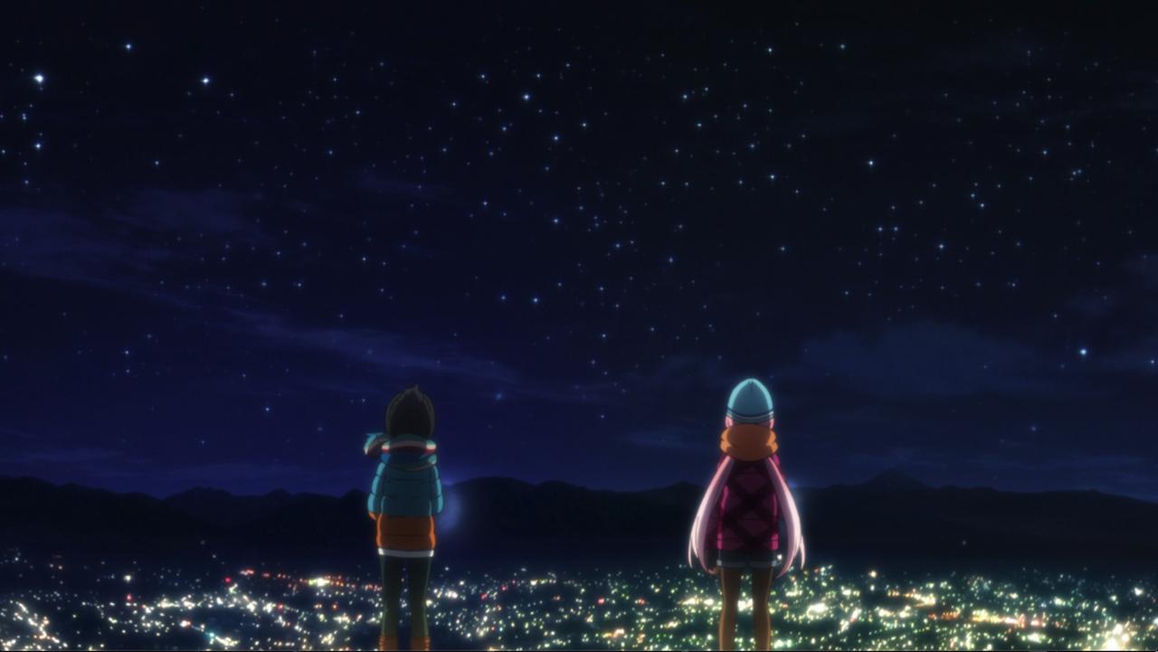 1作目5話のラストシーンより。別々のキャンプ場で空を見上げるリンとなでしこ。場所は異なれど、同じように夜空を見上げる2人の姿はキャッチコピー｢きっと、そらでつながってる。｣を体現しているかのようだ。 