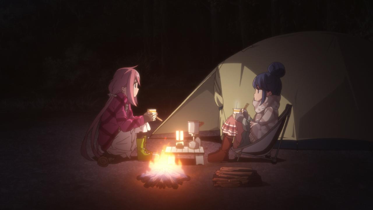 『ゆるキャン△』の物語は、ソロキャンプが好きな志摩リン（右）と静岡から山梨へ転校してきた各務原なでしこが、本栖湖畔のキャンプ場で偶然出会ったことからはじまる。