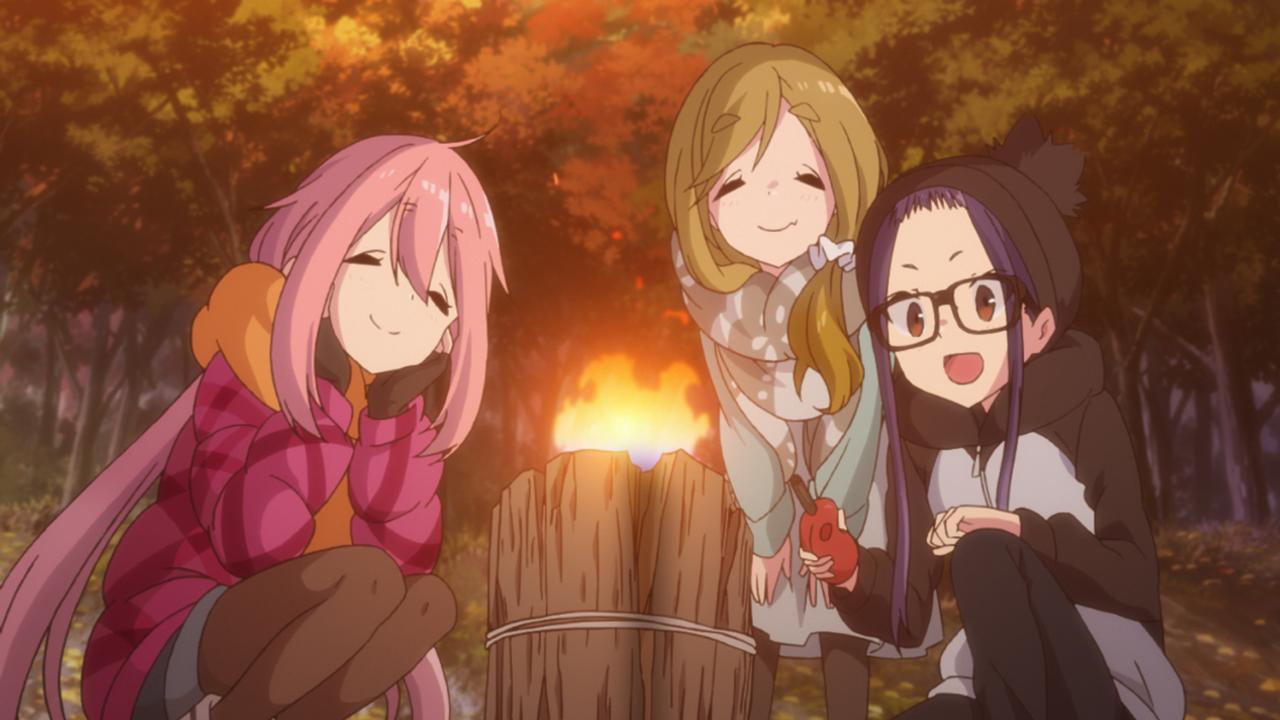 なでしこは転入先の高校で野外活動サークル（野クル）に入会。大垣千明（右）と犬山あおい（中央）とともにキャンプの魅力を知る。