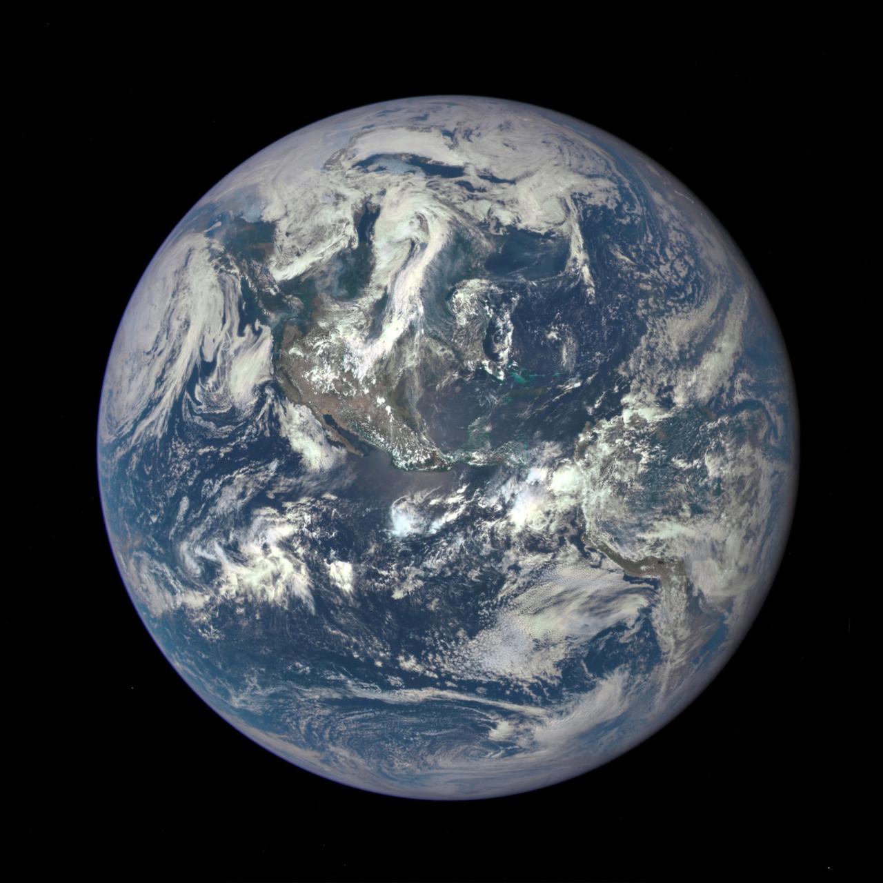 NASAの深淵宇宙気候観測衛星の地球多色撮像カメラ（EPIC）によって撮影された地球。