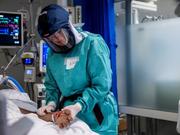 ノルウェーのオスロ大学病院の集中治療室でCOVID-19患者の治療を行う医療従事者。2020年12月27日。