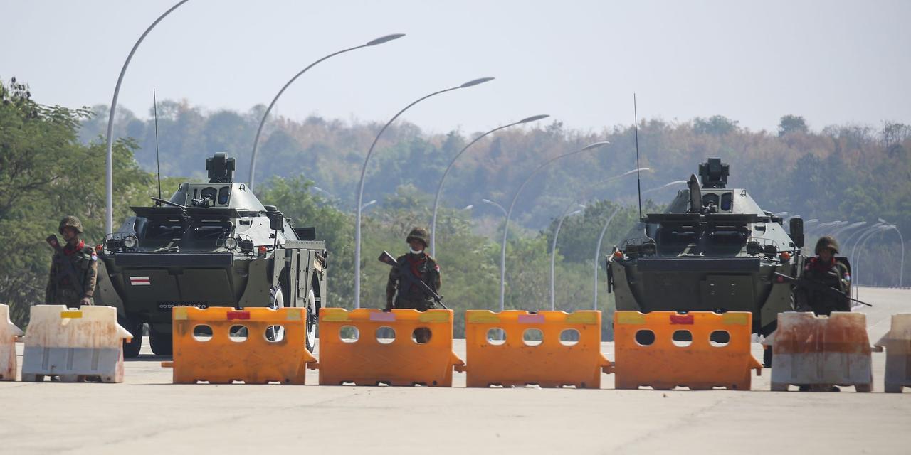 道路を封鎖するミャンマー軍
