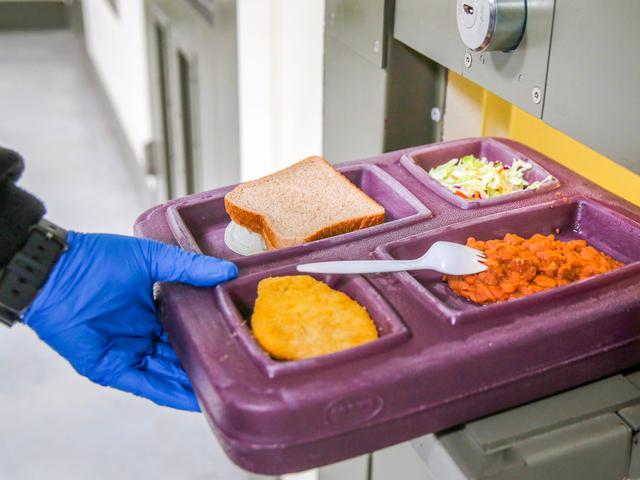 アメリカの刑務所の食事は 食べるのを拒否する囚人がいるほど Qシャーマン はオーガニック食を要求 Business Insider Japan