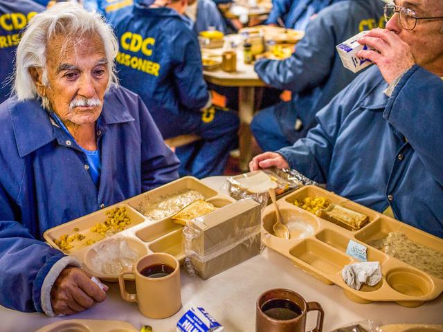 アメリカの刑務所の食事は 食べるのを拒否する囚人がいるほど Qシャーマン はオーガニック食を要求 Business Insider Japan