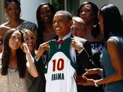 2010年のWNBAチャンピオン、シアトル・ストームをホワイトハウスに迎えたバラクオバマ大統領。