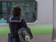 女子高生＿悩む後ろ姿