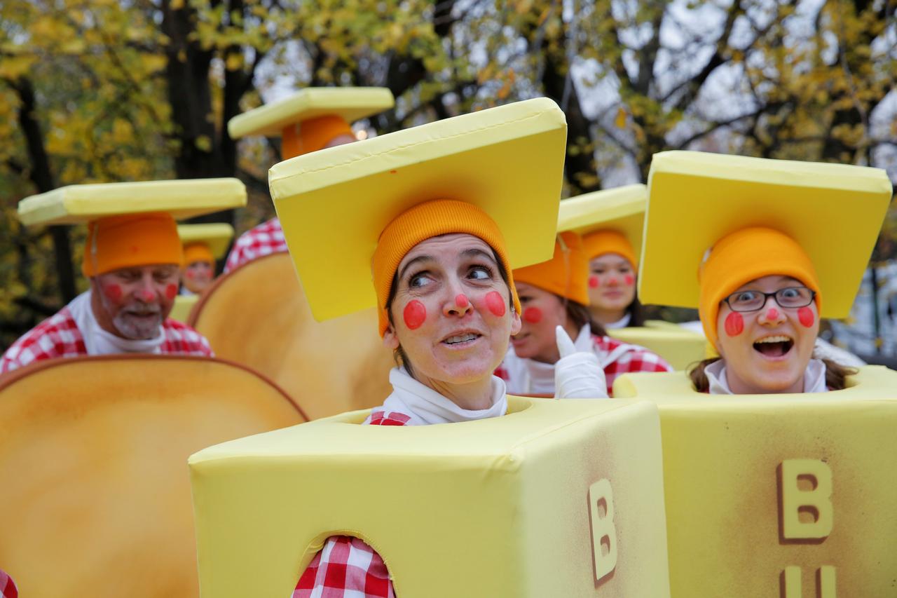 ニューヨークのマンハッタンで行われた第90回メイシーズ・サンクスギビング・デー・パレードの開始を待つ、バターのかたまりに扮したピエロたち。
