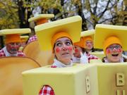 ニューヨークのマンハッタンで行われた第90回メイシーズ・サンクスギビング・デー・パレードの開始を待つ、バターのかたまりに扮したピエロたち。