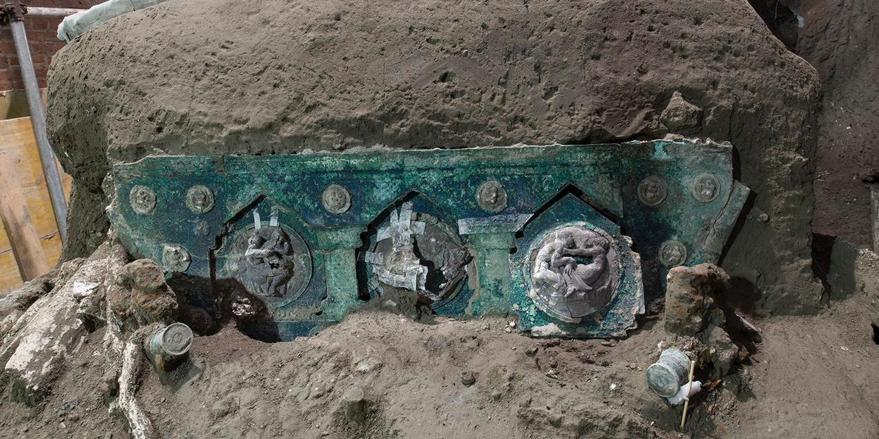 ポンペイ北部で発見された馬車の一部。