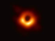 EHTによって観測されたのは、巨大楕円銀河｢M87｣の画像。