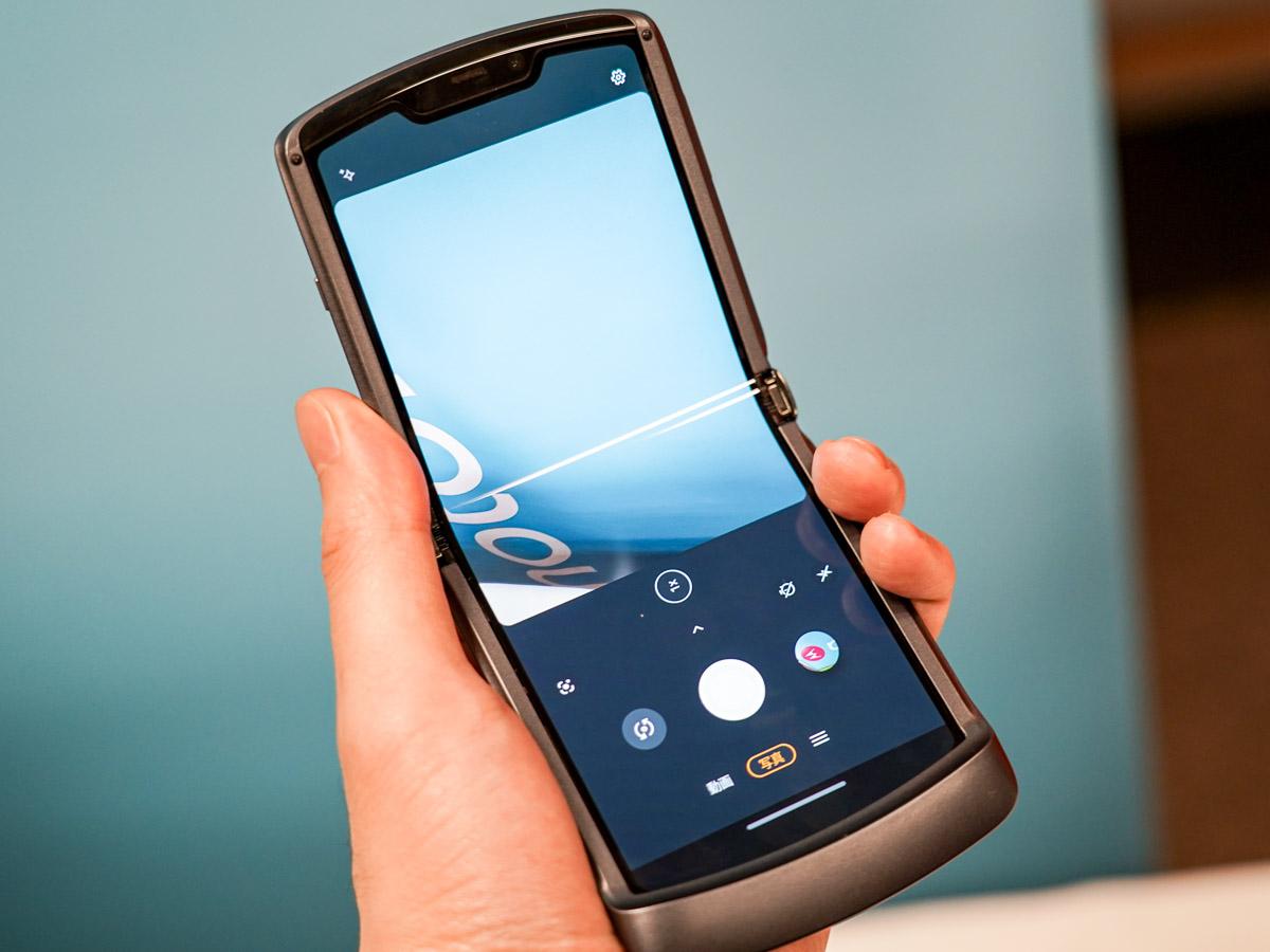 実機レポ：モトローラの折りたたみスマホ「razr 5G」が3月下旬に発売 