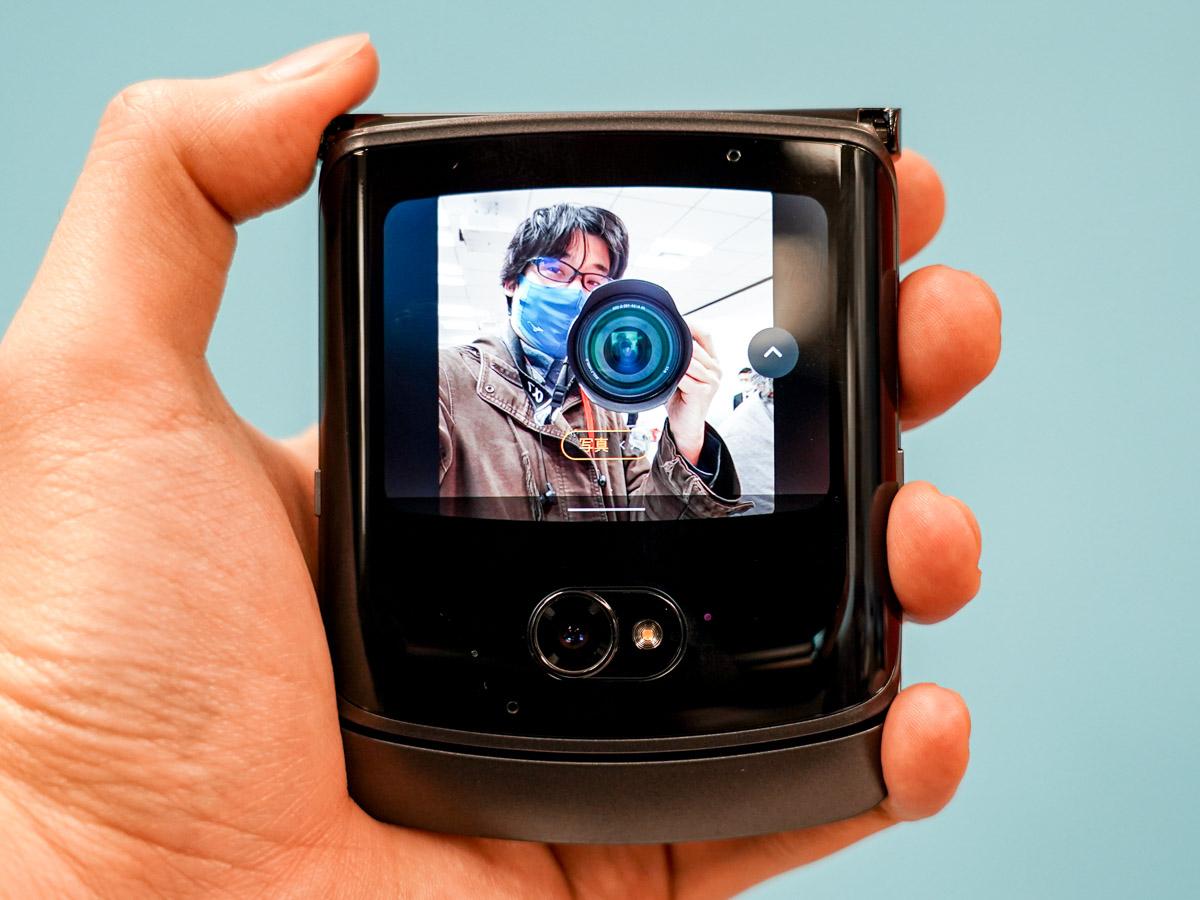 実機レポ：モトローラの折りたたみスマホ「razr 5G」が3月下旬に発売