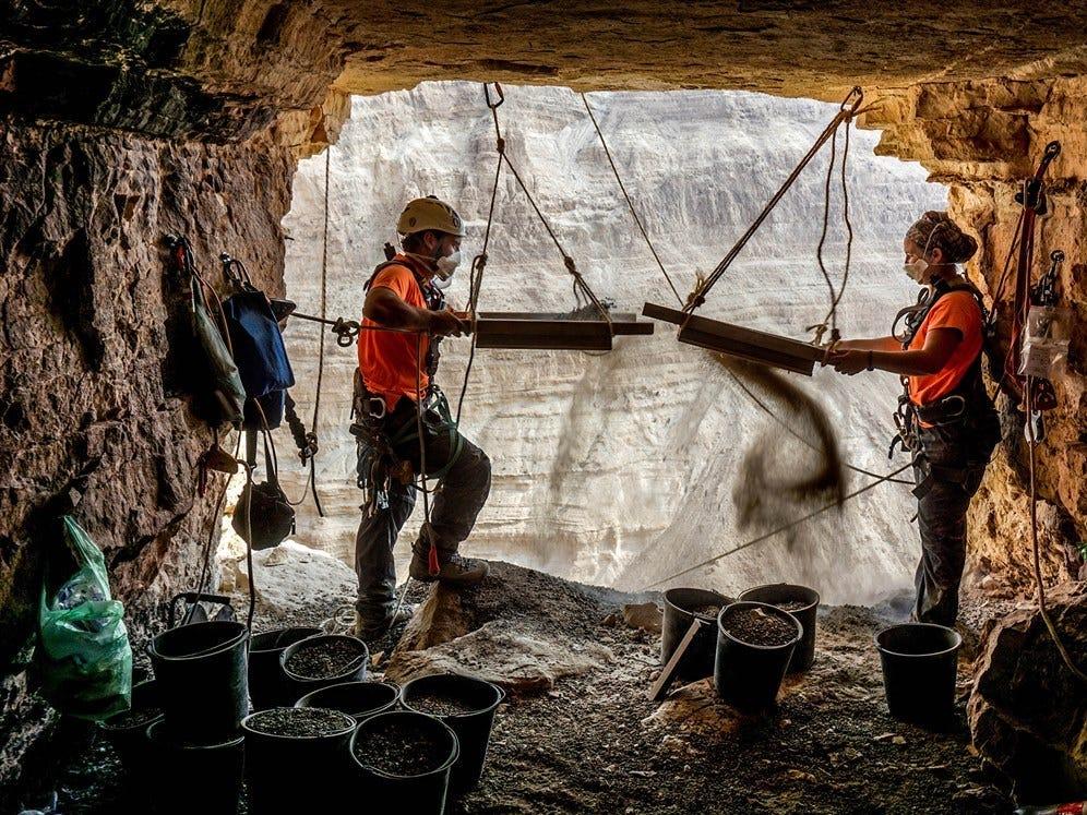 イスラエルの「恐怖の洞窟」で6000年前の子どもの遺体を発見…「死海