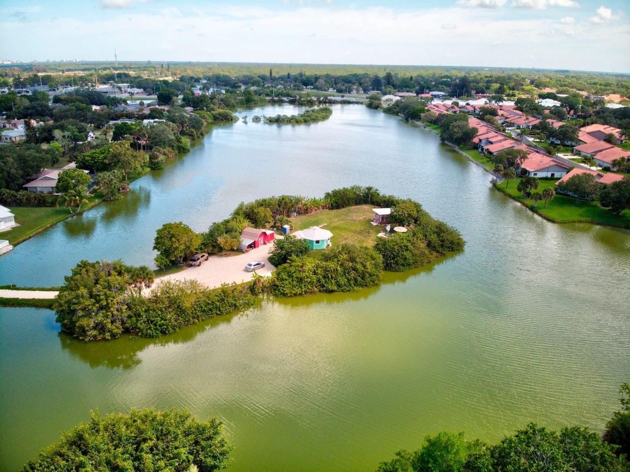 フロリダ州サラソータにあるシェルメイト島は、ティム・デイビッドソンにとって、広さ1.5エーカー（約6070平方メートル）の｢わが家｣だ。