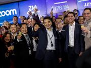 ズーム社のエリック・ユアンCEO（中央）。