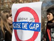 2018年の国際女性デーのデモのために、ロンドンのラッセル・スクウェアに集まった女性。