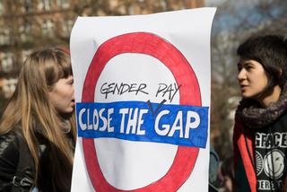 2018年の国際女性デーのデモのために、ロンドンのラッセル・スクウェアに集まった女性。