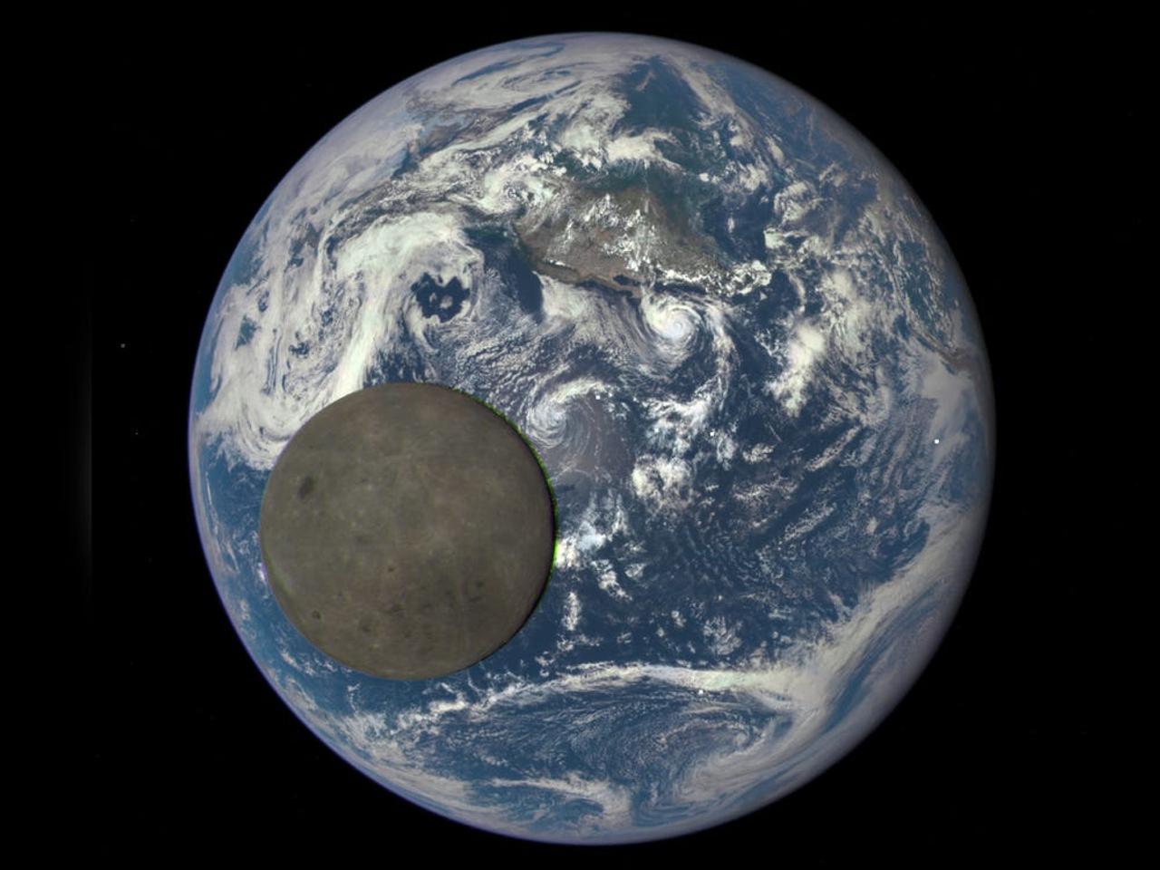 人工衛星｢DSCOVR｣が捉えた地球の前を通過する月の姿。