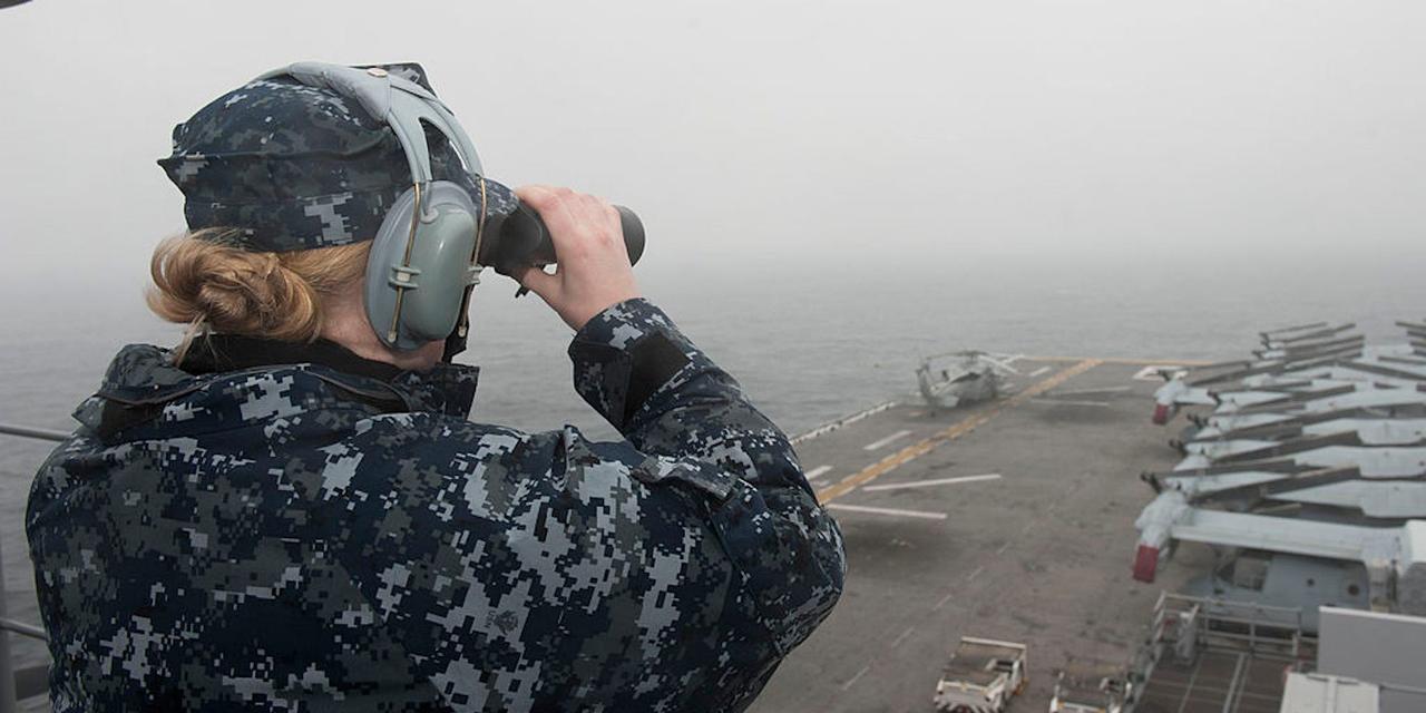 東シナ海を航行中のUSSボノム・リシャール号の乗組員が、視界の悪い中、監視を行っている。