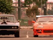 2001年の第1作『ワイルド・スピード』のクライマックスで、公道レースに臨むドミニクとブライアン。シリーズの発展につれ、劇中で登場する車もどんどん派手に、高価になっていった。