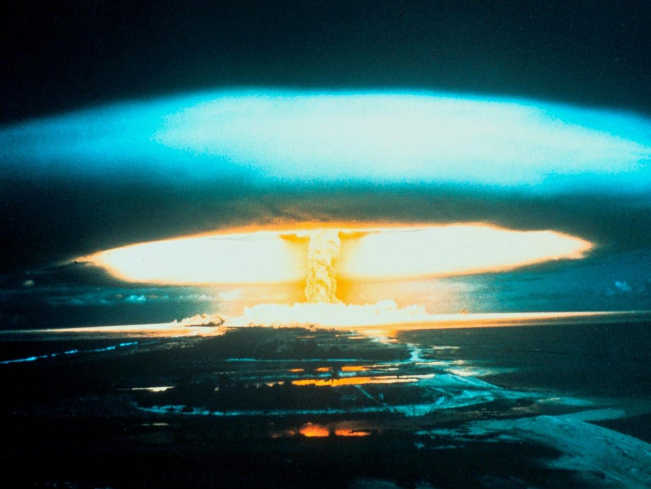 1954年3月1日、ビキニ環礁で150メガトン級の水素爆弾の爆発実験が行われた。