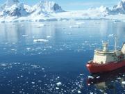 南極西部、スウェイツ氷河近くに停泊する船。