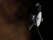 宇宙空間を移動するNASAのボイジャー1号の想像図。