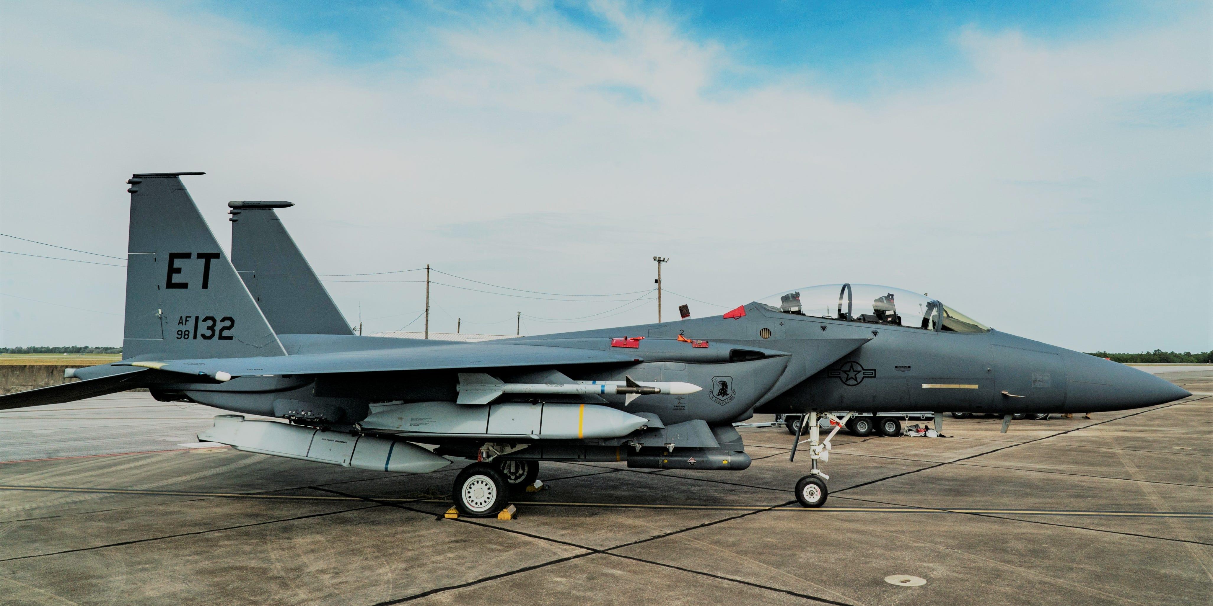 アメリカ空軍、戦闘機を爆撃機として運用するテスト開始…F-15Eに通常の2倍の長距離巡航ミサイルを搭載 | Business Insider Japan