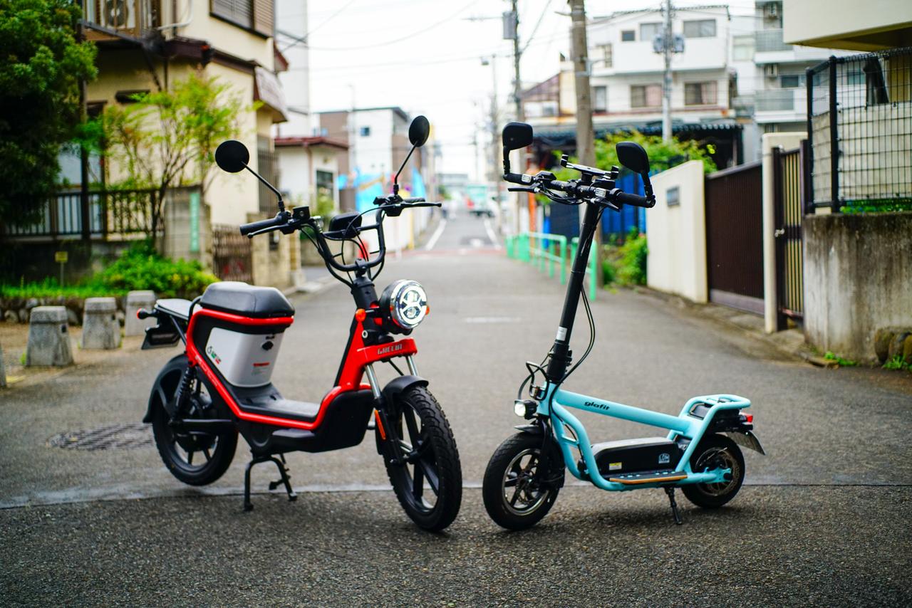 電動バイクGEV600（左）と電動キックボードLOM（右）。いずれも第一種原動機付自転車（いわゆる原付）扱いの車両だ。