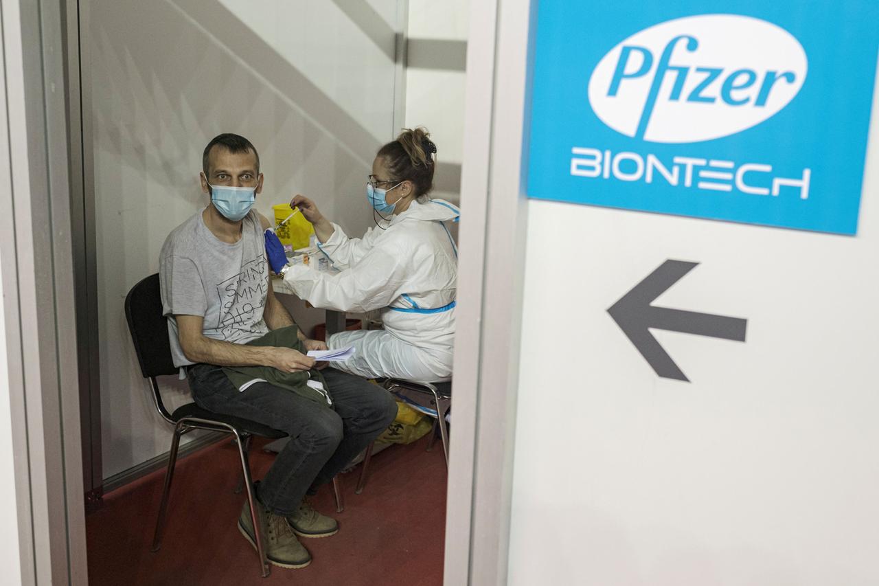 セルビアの首都ベオグラードの接種会場で、2回目の米ファイザー製ワクチン接種を受ける男性の写真