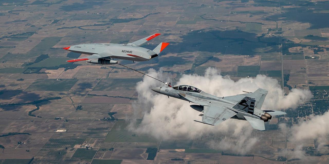 戦闘機F/A-18F（右）に空中給油する無人空中給油機MQ-25。
