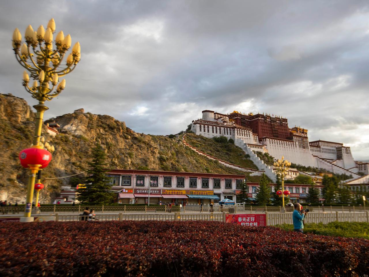 中国・チベット自治区、ラサにあるポタラ宮前の広場。2020年9月19日撮影。2020年にチベットを訪れた観光客は3500万人だった。