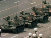 戦車の列の前に立ちはだかる｢戦車男（Tank Man）​｣は、1989年の天安門事件の象徴する写真になった。