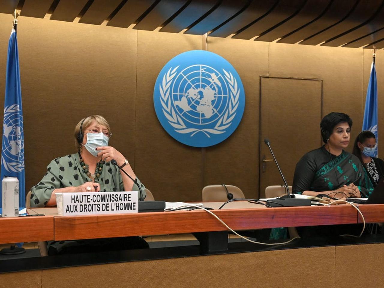 スイスのジュネーブで開催されている国連人権理事会の会合に出席したミシェル・バチェレ国連人権高等弁務官（左）とナザト・​シャミーム・カン人権理事会議長（右）。